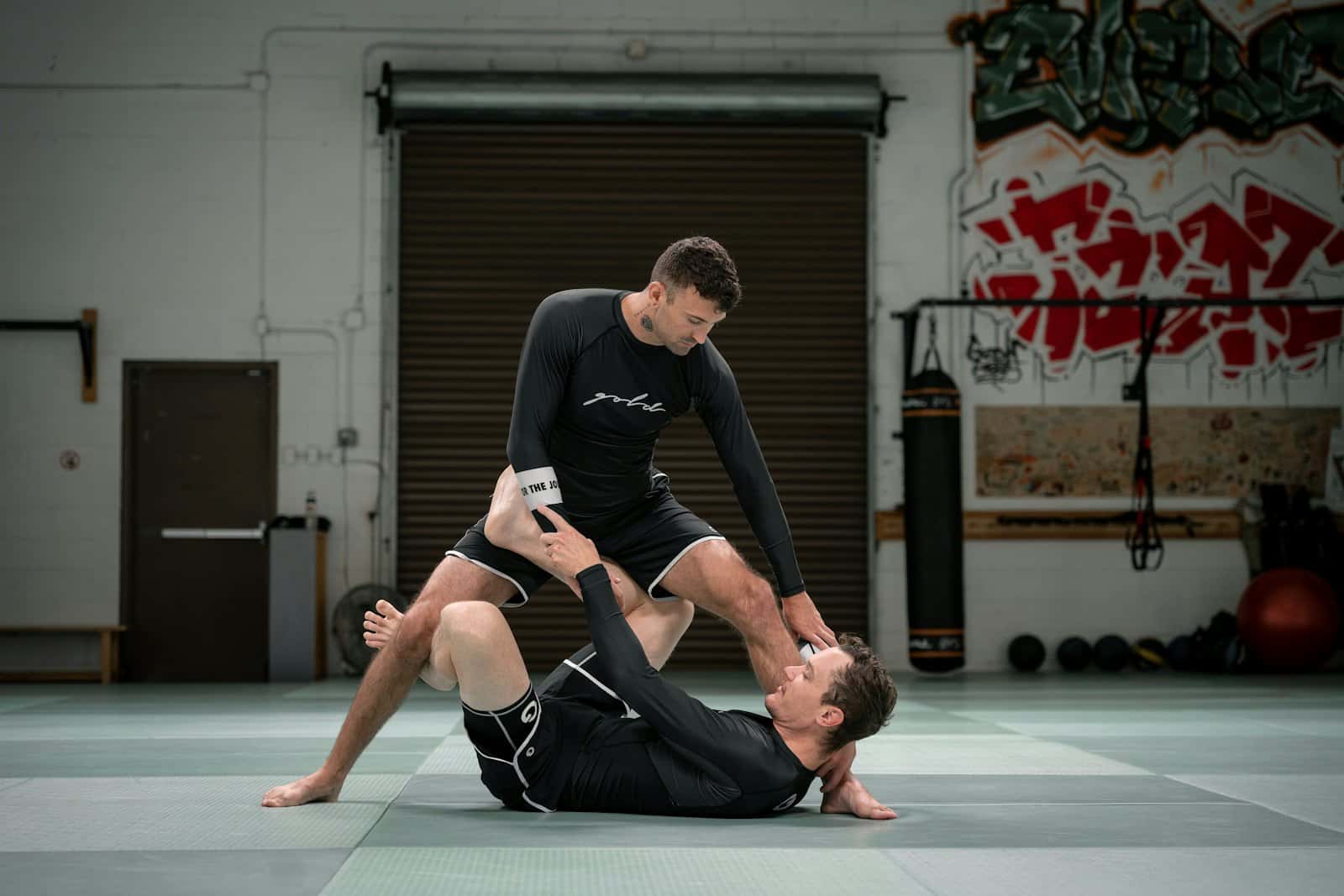 Atletas treinando Jiu Jitsu no-gi