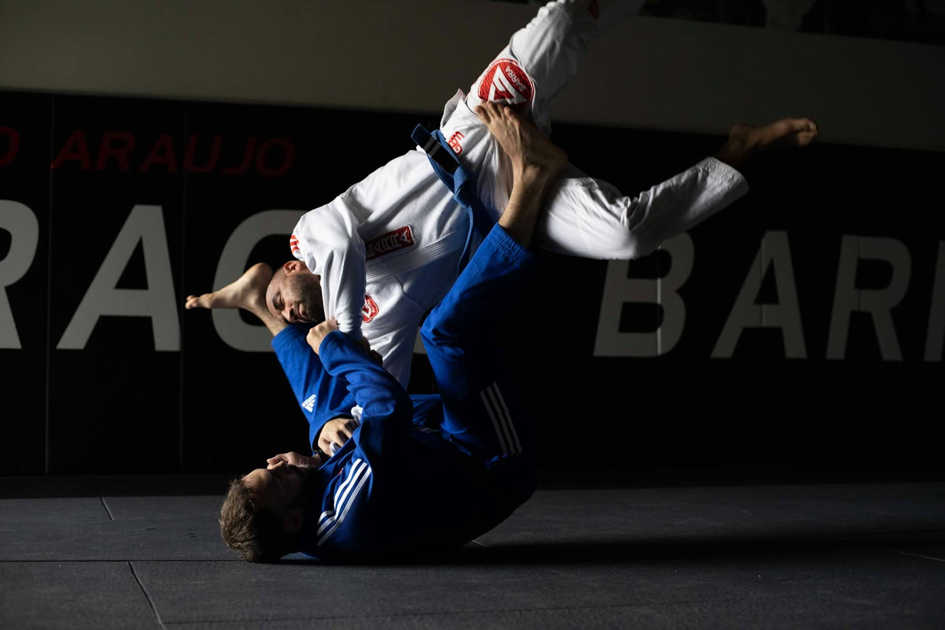 Competição de Jiu Jitsu — quimono branco contra quimono azul