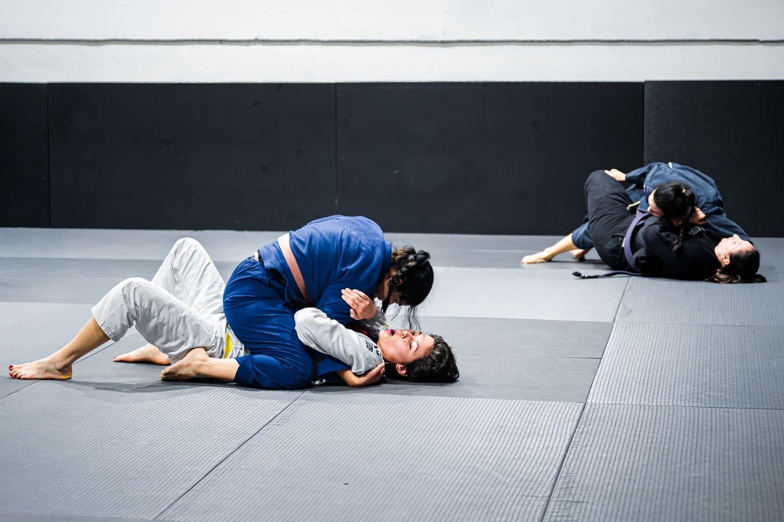 Duplas treinando jiu-jitsu no tatame, o teste onde se descobre como evoluir no jiu-jitsu com um game plan. Foto de Eduard Perez via Pexels