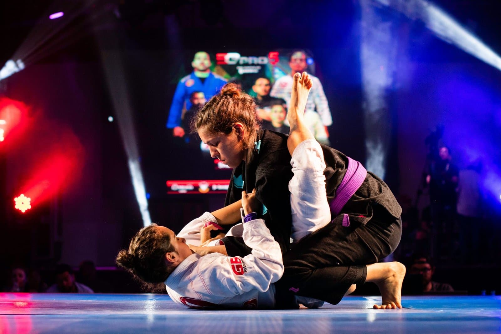 Atletas em disputa de guarda durante luta de campeonato, situação que define a pontuação no jiu-jitsu. Foto de Hugazo Boss via Pexels.