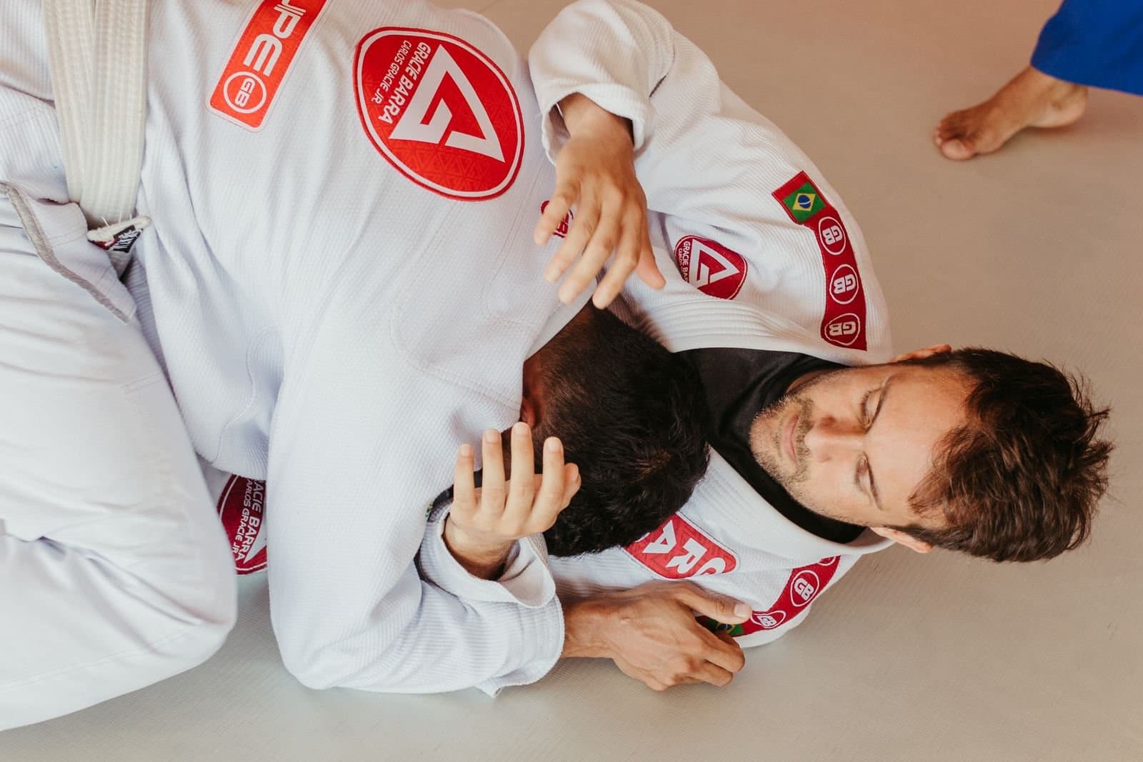 Dois atletas em disputa durante campeonato de jiu-jitsu, ilustrando as regras do jiu-jitsu 2026 na prática. Foto de Jonathan Borba via Pexels.
