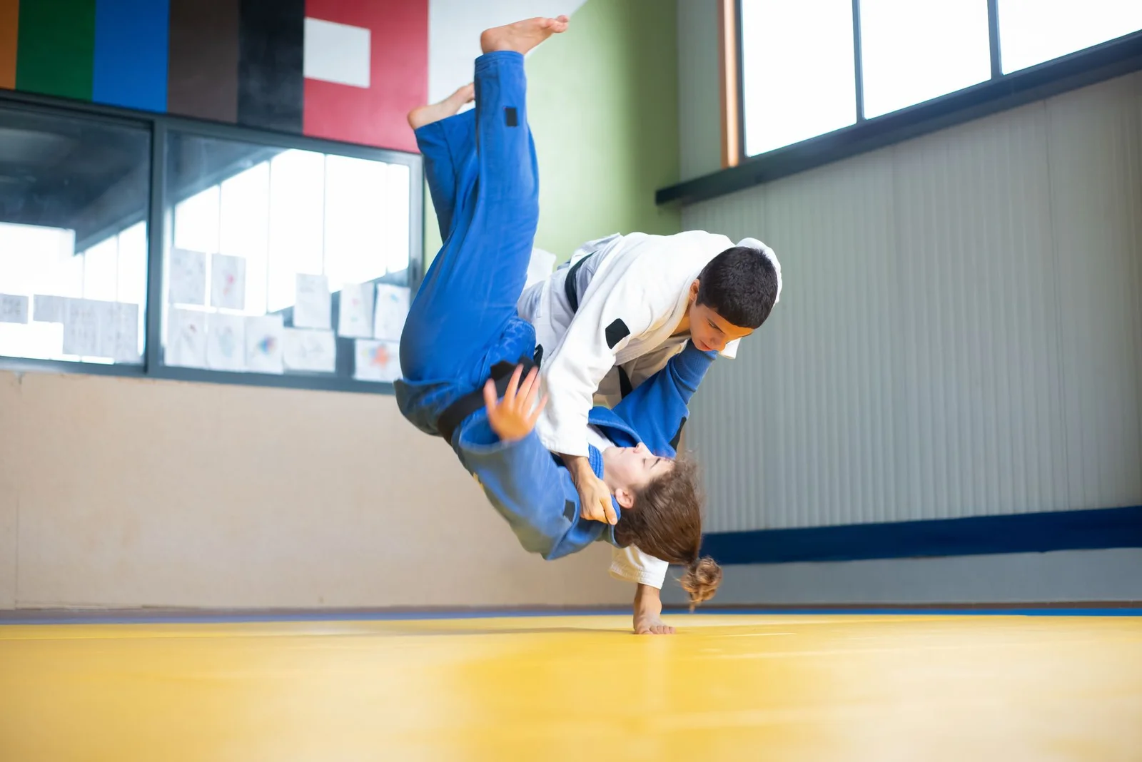 Atleta projetando o adversário ao solo em uma queda de kimono sobre o tatame, momento que vale 2 pontos no Jiu-Jitsu. Foto de Kampus Production via Pexels.